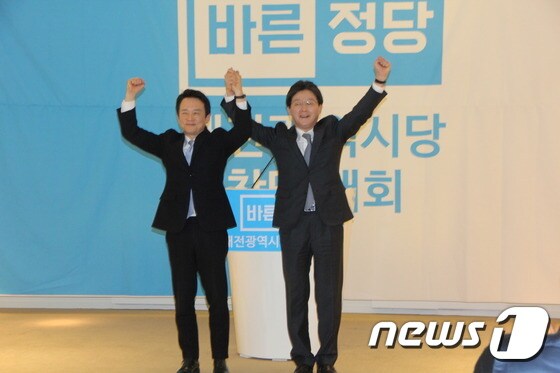 바른정당 대선 주자인 남경필 경기지사와 유승민 의원이 15일 대전BMK에서 열린 대전시당 창당대회에 참석해 손을 흔들고 있다. (사진=박종명 기자) © News1