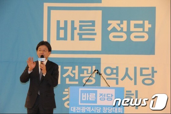 바른정당 대선 주자인 유승민 의원이 15일 대전BMK에서 대선 후보 인사를 하고 있다. © News1