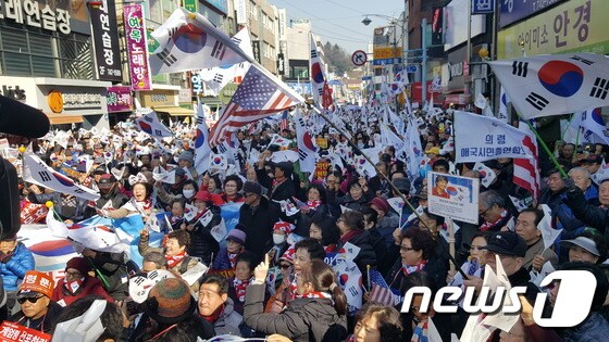 15일 경남 진주시 대안동 광미사거리에서 태극기 집회가 열렸다.© News1