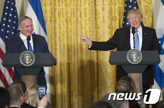 백악관에서 15일(현지시간) 공동 기자회견을 하는 도널드 트럼프 미 대통령(오른쪽)과 베냐민 네타냐후 이스라엘 총리. © AFP=뉴스1