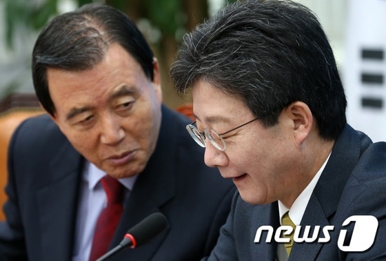 유승민 바른정당 대통령 후보(오른쪽)와 홍문표 의원(왼쪽)이 대화를 하고 있다. /뉴스1 © News1 손형주 기자