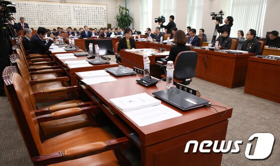 17일 서울 여의도 국회에서 열린 법제사법위원회 전체회의에 자유한국당 의원들이 불참해 자리가 비어 있다. 2017.2.17/뉴스1 © News1 허경 기자