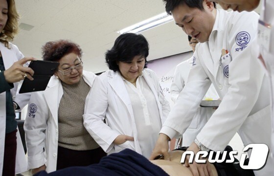 추나요법을 배우고 있는 외국 의사들./© News1