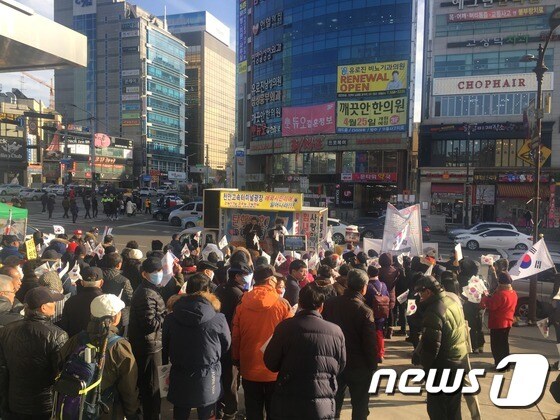  박사모 등 자칭 보수단체 가 박근혜 대통령 탄핵을 반대하는 집회를 열고있다.© News1