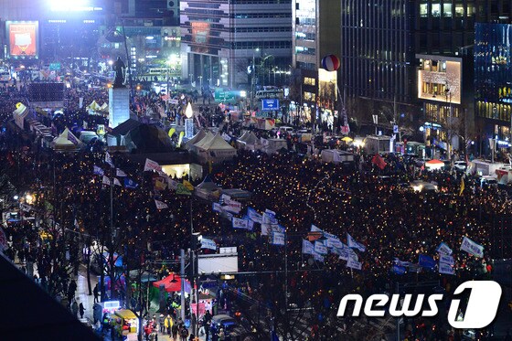 18일 오후 서울 광화문광장에서 열린 제16차 촛불집회에 참석한 시민들이 촛불을 들고 박근혜 대통령 탄핵 촉구와 특검 연장을 촉구하고 있다./뉴스1 © News1 임세영 기자