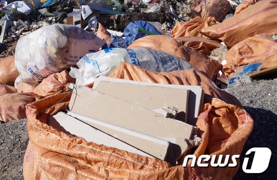 2일 오후 강원 태백시 통동 쓰레기매립장에 건설 폐기물이 무분별하게 버려지고 있다. 2017.2.2/뉴스1 © News1 하중천 기자