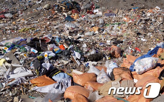2일 오후 강원 태백시 통동 쓰레기매립장에 건설 폐기물이 무분별하게 버려지고 있다. 2017.2.2/뉴스1 © News1 하중천 기자
