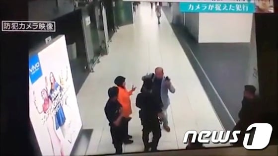 19일 공개된 김정남의 피살 사건 발생  당시 CCTV 영상.   (유튜브 캡처) 2017.2.20/뉴스1