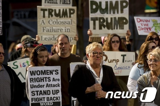 19일 (현지시간) 펜실베이니아 주 피츠버그의 마켓 스퀘어에서 시민들이 도널드 트럼프 미국 대통령의 취임 한달을 맞아 반 이민정책 등에 항의하는 집회를 열고 있다. © AFP=뉴스1 