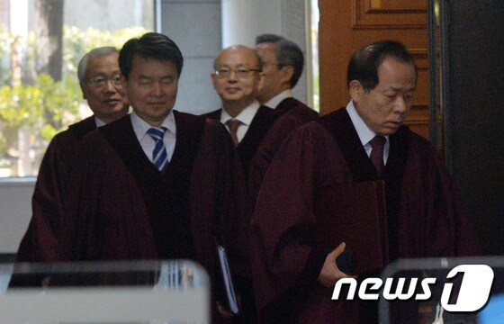 대심판정 나오는 헌법재판관들