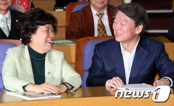 조배숙 민주평화당 대표(왼쪽)와 안철수 국민의당 대표.2017.2.21/뉴스1 © News1 손형주 기자