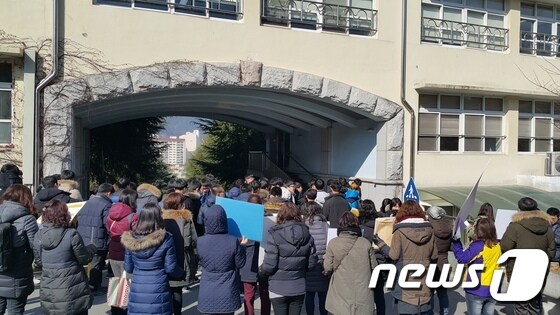 21일 문명고 학생과 학부모 등 60여명이 이사장실 앞에 모여 한국사 국정교과서 연구학교 지정 철회를 요구하고 있다. 이날 한 학부모는 