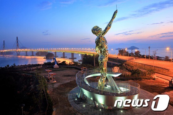 고흥 거금대교 공원에 설치된 '꿈을 꾸는 거인'(고흥군 제공)/뉴스1 © News1