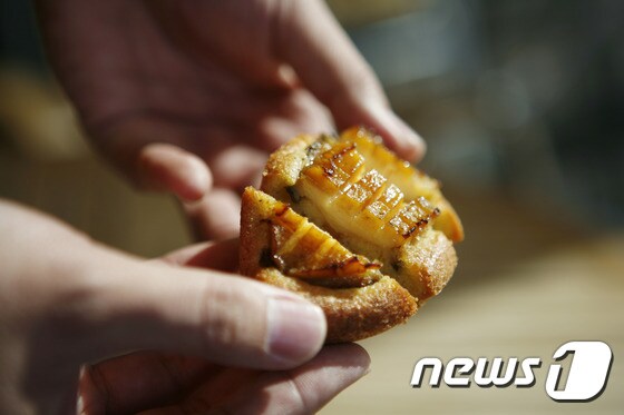 전남 완도에서 맛볼 수 있는 전복빵(한국관광공사 제공) © News1