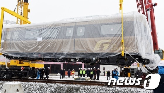 김포도시철도를 운행할 첫 차량이 레일에 안착하고 있다.© News1