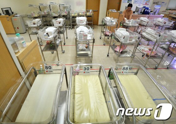 서울 중구의 한 병원 신생아실에 놓인 아기 바구니 곳곳이 비어 있다./뉴스1 © News1 이재명 기자