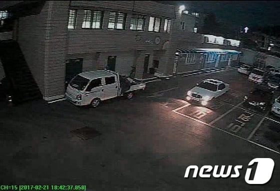 A씨가 만취 상태로 강화서에 주차하는 CCTV 화면. (인천 강화경찰서 제공) 2017.2.22 © News1
