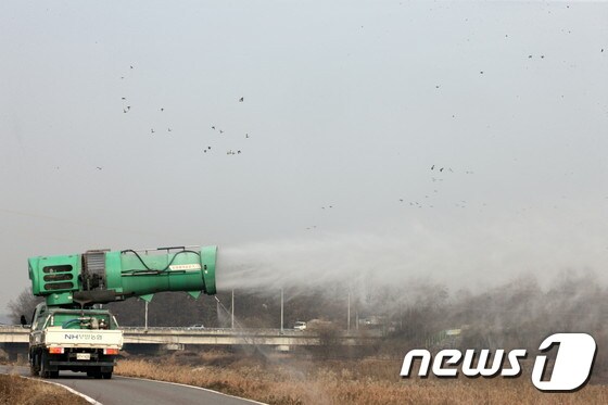 복하천 변에서 방역활동을 하고 있는 차량.(이천시 제공)© News1