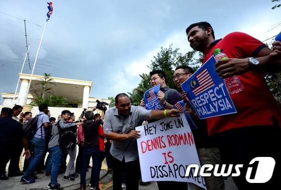 지난 23일(현지시간) 말레이시아 쿠알라룸푸르 북한 대사관을 찾은 시민사회단체 활동가들이 시위하고 있다.    2017.2.23/뉴스1 © News1 박정호 기자