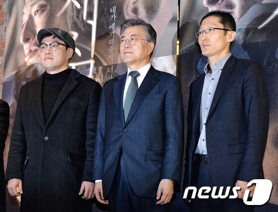 지난 2월 문재인 대통령이 영화 재심을 관람하기 전 박준영 변호사(오른쪽) 등과기념촬영을 하고 있다. © News1 박세연 기자
