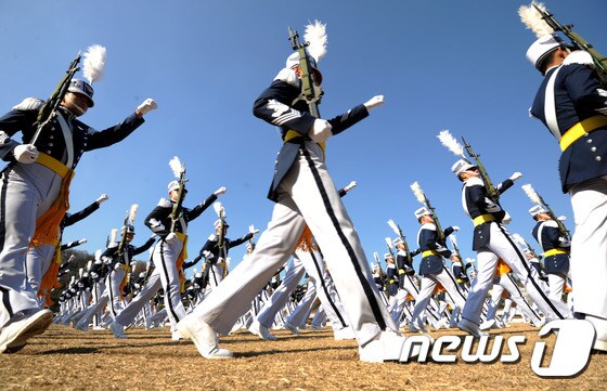 공군사관학교 졸업식에서 분열 중인 생도들. © News1 김용빈 기자