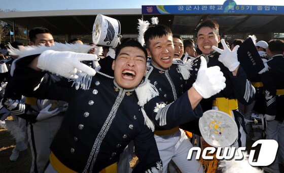 24일 오후 충북 청주시 공군사관학교에서 열린 제65기 졸업식에서 졸업 생도들이 환호하고 있다. 2017.2.24/뉴스1 © News1 김용빈 기자