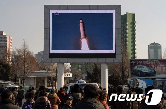 지난달 12일 북한 탄도미사일 발사 장면을 방송을 통해 지켜보는 북한 주민들. © AFP=뉴스1