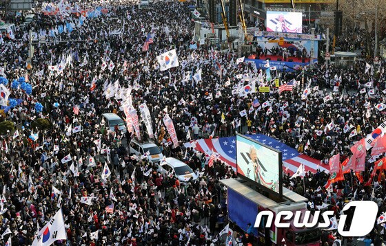 '박근혜 지키자' 행진하는 보수단체