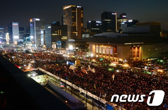 2017년 2월 박근혜 대통령의 퇴진을 요구하는 야간집회에서 참가자들이 촛불을 들고 있다. 2017.2.25/뉴스1 © News1 최현규 기자