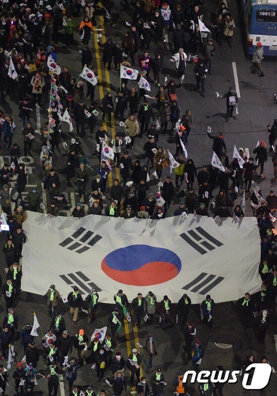 '박근혜 지키자' 태극기 행진하는 보수단체