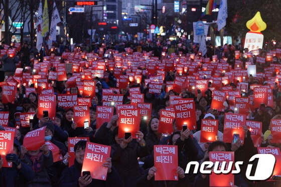 25일 대구 중구 중앙로에서 열린 16차 시국대회에서 시민들이 박근혜 대통령 퇴진을 촉구하고 있다.(대구시민행동 제공) 2017.2.25/뉴스1 © News1 정지훈 기자