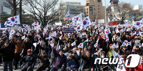 충북 첫 태극기 집회 "탄핵 기각"