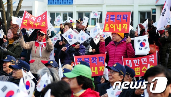 지난달 26일 오후 제주시청 앞 도로에서 박근혜 대통령 탄핵 기각을 위한 제주 첫 태극기집회가 열리고 있는 모습. 2017.2.26/뉴스1 © News1 오미란 기자