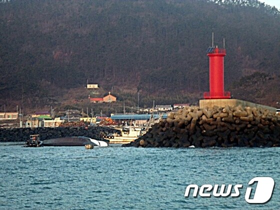 전북 군산시 옥도면 연도항 입구에 어선이 전복돼 있다.© News1