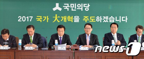 국민의당은 27일 오전 대전 동구청에서 최고위원회를 개최했다. 박지원 대표가 모두 발언을 하고 있다. © News1