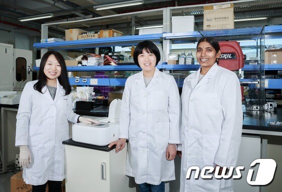 엑소디스크를 개발한 연구진의 모습 왼쪽부터 우현경 연구원, 조윤경 교수, 비자야 순카라 박사. © News1