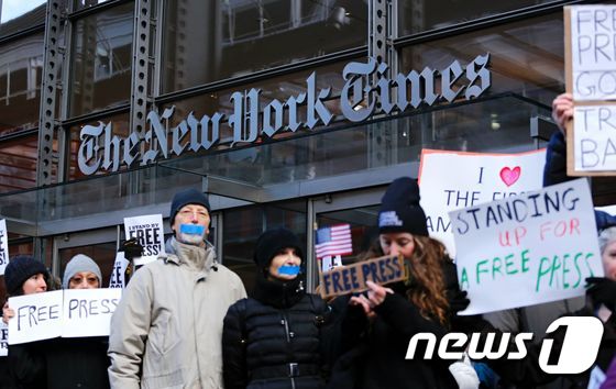 미국 뉴욕타임스(NYT) 본사 앞에서 도널드 트럼프 행정부의 차별적인 언론정책에 항의하는 시위가 벌어지고 있다. © AFP=뉴스1