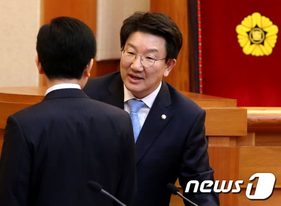 권성동 위원장 '대심판정 대화'