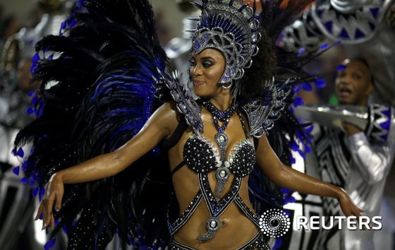브라질 리우데자네이루 삼보드로무에서 리우 카니발 개막 첫날인 26일(현지시간) 밤 '빌라 이사벨' 삼바 스쿨 소속의 댄서가 화려한 춤을 선보이고 있다. © 로이터=뉴스1 © News1 최종일 기자