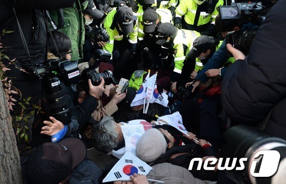헌법재판소 앞 '아수라장'