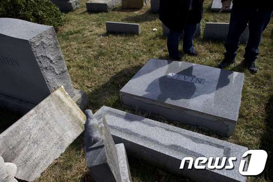 27일(현지시간) 미국 필라델피아 소재 유대계 마운트카멜 공동묘지에 약 100개에 달하는 묘비가 훼손된 채 발견됐다. © AFP=뉴스1