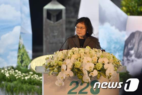 차이잉원(蔡英文) 대만 총통이 28일(현지시간) 타이베이에서 열린 2·28 사건 70주년 기념식에서 연설하고있다. © AFP=뉴스1