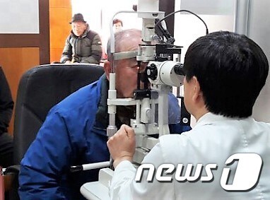 눈병 검사를 받고 있는 환자./뉴스1 © News1 지정운 기자