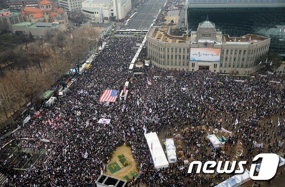지난 4일 서울 중구 대한문 앞에서 '태극기  집회'가 열리고 있다.  2017.2.4/뉴스1 © News1 오대일 기자
