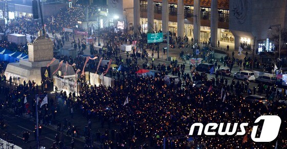 지난 4일 서울 광화문 광장에서 촛불집회가 진행되고 있다. 2017.2.4/뉴스1 © News1 안은나 기자