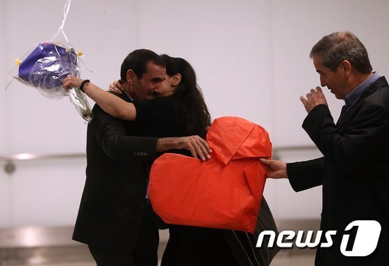 LA 국제공항에서 이란인 가족이 무사히 미 입국을 허가 받은 데 대해 기뻐하고 있다.  © AFP=뉴스1