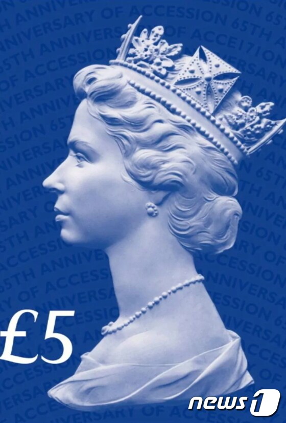 영국 왕립 우체국인 로열메일(Royal Mail)이 제작한 '사파이어 쥬빌리' 기념우표. © News1