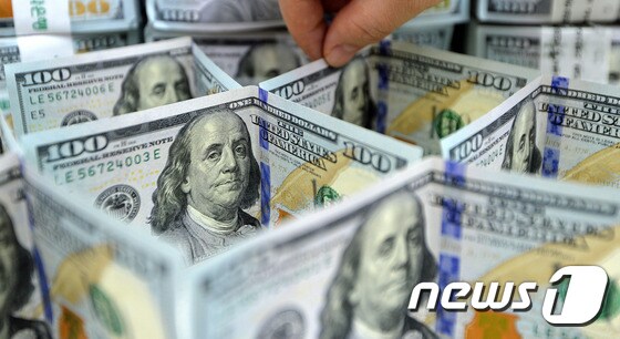 서울 중구 KEB하나은행 위변조방지센터에서 직원이 달러를 살펴보고 있다. 2017.2.6/뉴스1 © News1 박지혜 기자