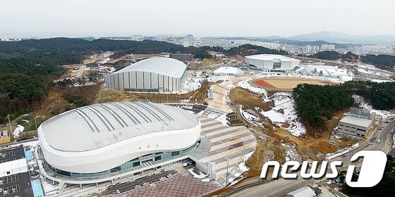  왼쪽부터 시계방향으로 강릉 아이스아레나, 스피드스케이팅 경기장, 강릉 하키센터. © News1