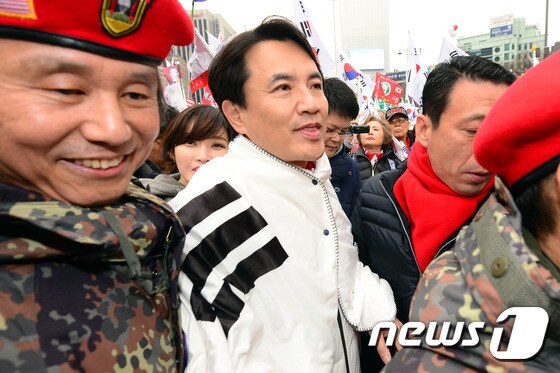 태극기 집회 참석하는 김진태 의원